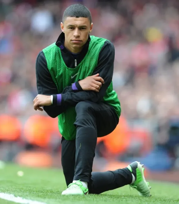 Framed Print : Arsenal's Alex Oxlade-Chamberlain Faces Off Against Manchester United in the Premier League Framed Print : Arsenal's Alex Oxlade-Chamberlain Faces Off Against Manchester United in the Premier League