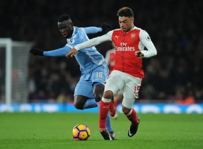 Framed Print : Arsenal's Alex Oxlade-Chamberlain Faces Off Against Stoke's Mame Biram Diouf Framed Print : Arsenal's Alex Oxlade-Chamberlain Faces Off Against Stoke's Mame Biram Diouf