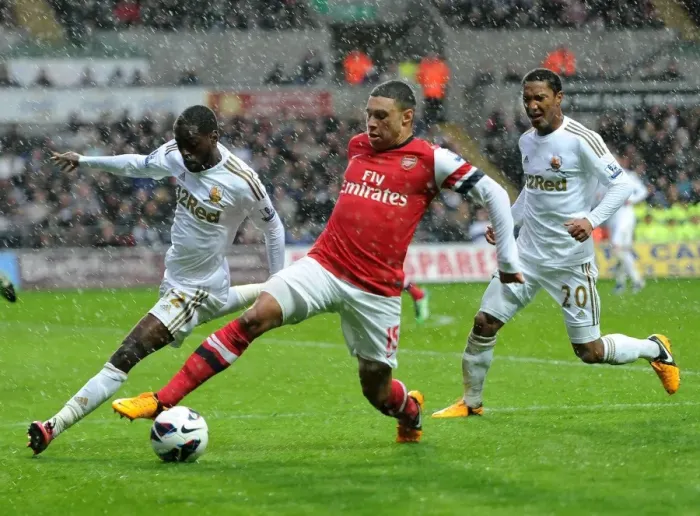 Framed Print : Arsenal's Alex Oxlade-Chamberlain Fends Off Swansea's Nathan Dyer and Jonathan De Guzman Framed Print : Arsenal's Alex Oxlade-Chamberlain Fends Off Swansea's Nathan Dyer and Jonathan De Guzman