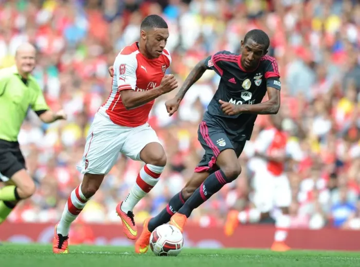 Framed Print : Arsenal's Alex Oxlade-Chamberlain Outmaneuvers Benfica's Anderson Talisca