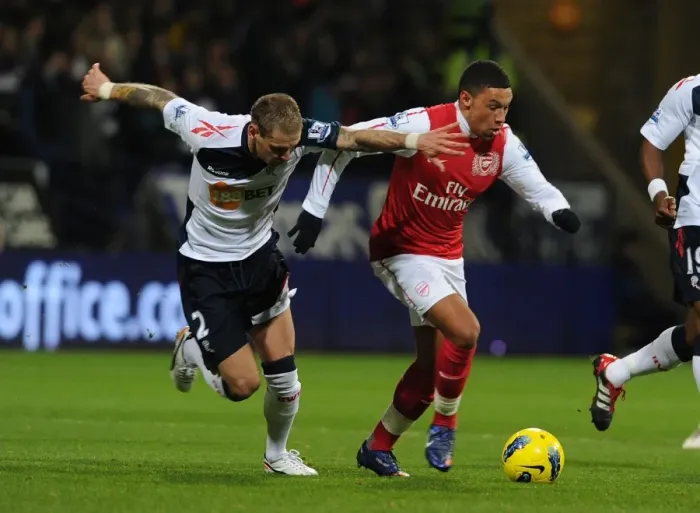 Framed Print : Arsenal's Alex Oxlade-Chamberlain Outmaneuvers Bolton's Gretar Steinsson