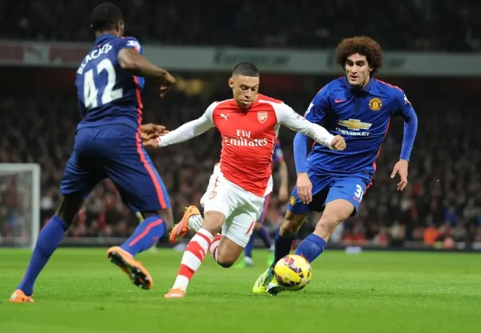 Framed Print : Arsenal's Alex Oxlade-Chamberlain Outmaneuvers Manchester United's Tyler Blackett and Marouane Fellaini