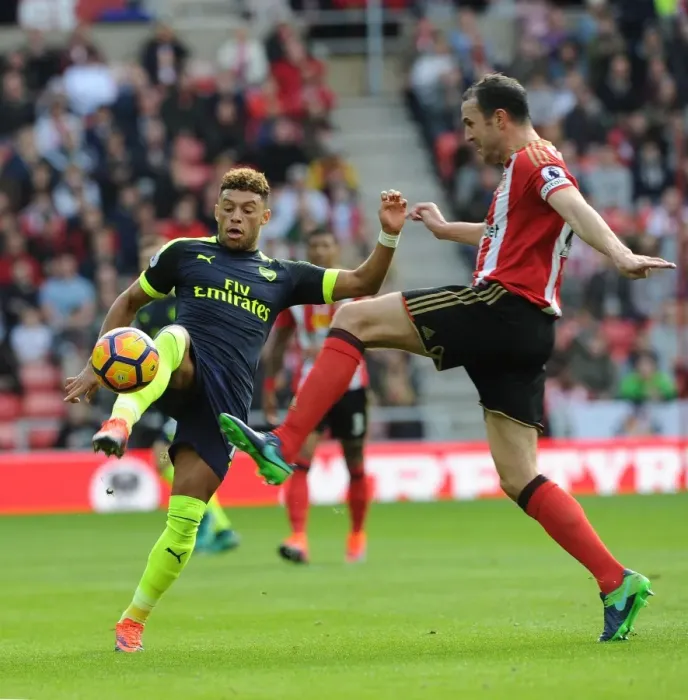 Framed Print : Arsenal's Alex Oxlade-Chamberlain Outmaneuvers Sunderland's John O'Shea Framed Print : Arsenal's Alex Oxlade-Chamberlain Outmaneuvers Sunderland's John O'Shea