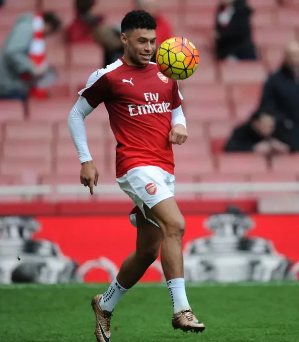Framed Print : Arsenal's Alex Oxlade-Chamberlain Readies for Arsenal vs. Chelsea Clash (2015-16) Framed Print : Arsenal's Alex Oxlade-Chamberlain Readies for Arsenal vs. Chelsea Clash (2015-16)