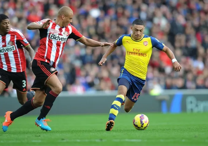 Framed Print : Arsenal's Alex Oxlade-Chamberlain Surges Past Sunderland's Wes Brown Framed Print : Arsenal's Alex Oxlade-Chamberlain Surges Past Sunderland's Wes Brown