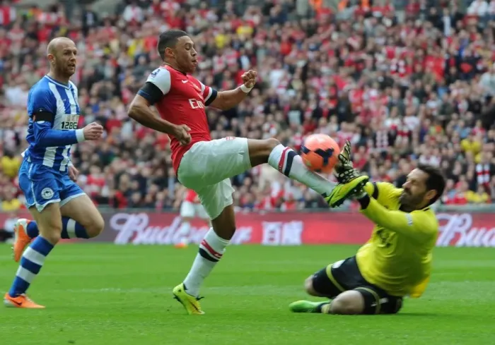 Framed Print : Arsenal's Alex Oxlade-Chamberlain vs. Wigan's Scott Carson: A FA Cup Semi-Final Battle Framed Print : Arsenal's Alex Oxlade-Chamberlain vs. Wigan's Scott Carson: A FA Cup Semi-Final Battle