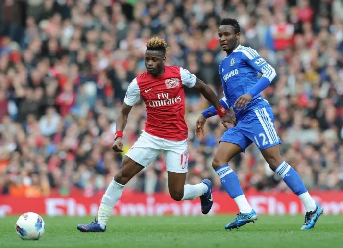 Framed Print : Arsenal's Alex Song Outmaneuvers Chelsea's John Obi Mikel