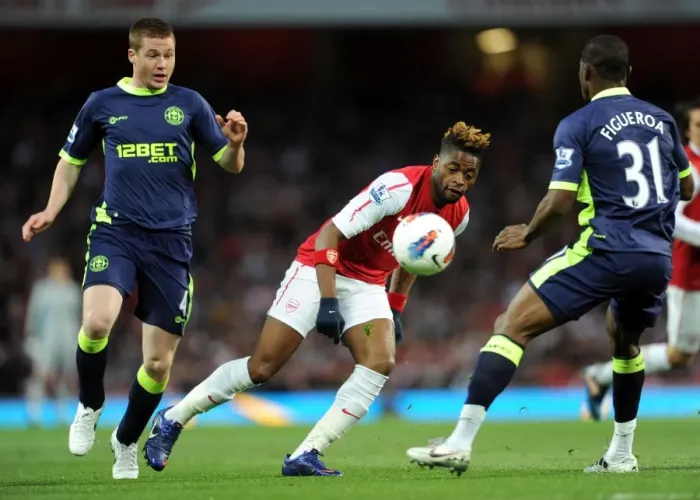 Framed Print : Arsenal's Alex Song Outmaneuvers Wigan's McCarthy and Figueroa
