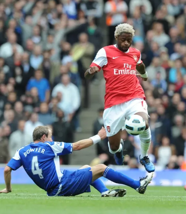 Framed Print : Arsenal's Alex Song Scores Against Lee Bowyer and Birmingham City in Premier League Clash