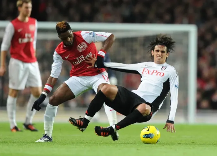 Framed Print : Arsenal's Alex Song Tackles Fulham's Bryan Ruiz in Premier League Clash
