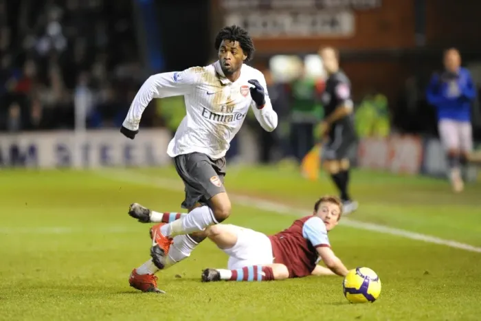 Framed Print : Arsenal's Alex Song vs. Wade Elliott's Burnley: A 1:1 Battle in the Barclays Premier League