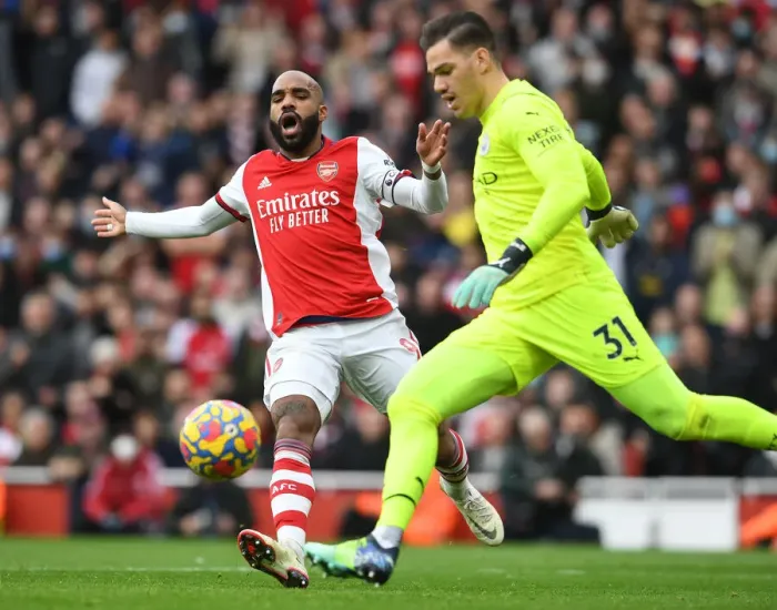 Framed Print : Arsenal's Alexandre Lacazette Faces Manchester City in the Premier League Framed Print : Arsenal's Alexandre Lacazette Faces Manchester City in the Premier League