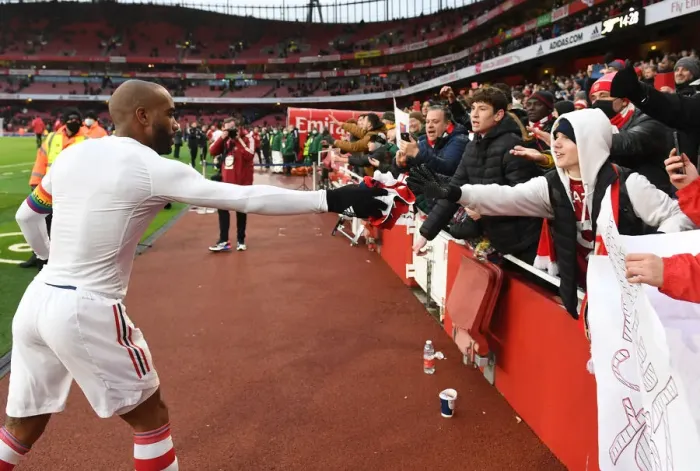 Framed Print : Arsenal's Alexandre Lacazette Greets Fan with Shirt after Arsenal v Newcastle United Match (2021-22) Framed Print : Arsenal's Alexandre Lacazette Greets Fan with Shirt after Arsenal v Newcastle United Match (2021-22)