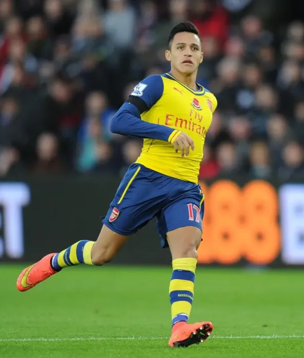 Framed Print : Arsenal's Alexis Sanchez in Action Against Swansea City (2014-15) Framed Print : Arsenal's Alexis Sanchez in Action Against Swansea City (2014-15)
