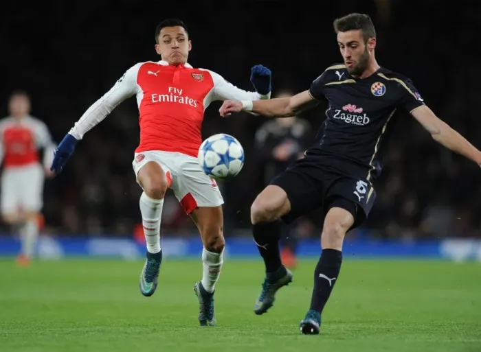 Framed Print : Arsenal's Alexis Sanchez Closes In Against Dinamo Zagreb