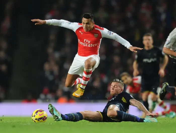 Framed Print : Arsenal's Alexis Sanchez Evades Toby Alderweireld Challenge (2014-15 Arsenal v Southampton)