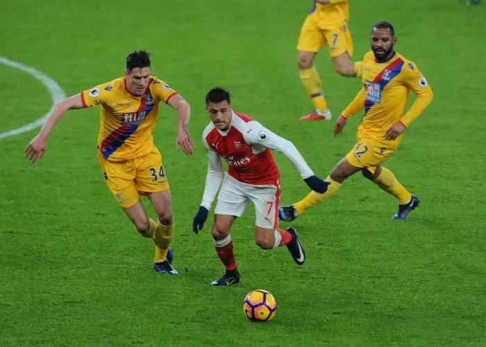 Framed Print : Arsenal's Alexis Sanchez Faces Off Against Martin Kelly and Jason Puncheon of Crystal Palace (2016-17) Framed Print : Arsenal's Alexis Sanchez Faces Off Against Martin Kelly and Jason Puncheon of Crystal Palace (2016-17)