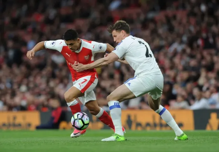 Framed Print : Arsenal's Alexis Sanchez Faces Off Against Sunderland's Billy Jones in Premier League Clash