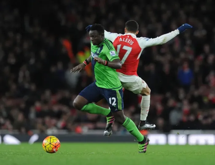 Framed Print : Arsenal's Alexis Sanchez Fouls by Southampton's Victor Wanyama in Intense Premier League Clash (2015-16) Framed Print : Arsenal's Alexis Sanchez Fouls by Southampton's Victor Wanyama in Intense Premier League Clash (2015-16)
