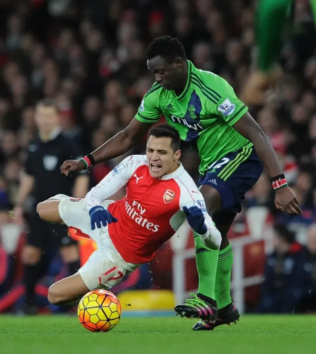 Framed Print : Arsenal's Alexis Sanchez Fouls by Southampton's Victor Wanyama in Premier League Clash Framed Print : Arsenal's Alexis Sanchez Fouls by Southampton's Victor Wanyama in Premier League Clash