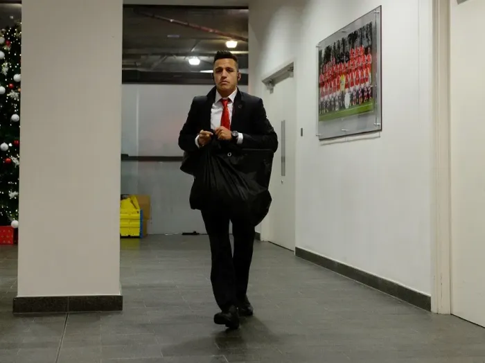 Framed Print : Arsenal's Alexis Sanchez Gears Up for Arsenal v Southampton Clash (2014-15) Framed Print : Arsenal's Alexis Sanchez Gears Up for Arsenal v Southampton Clash (2014-15)