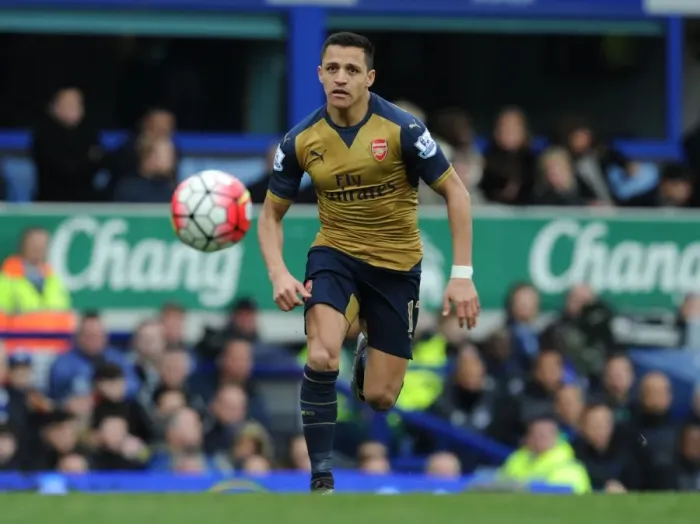 Framed Print : Arsenal's Alexis Sanchez Goes Head-to-Head with Everton in Intense Premier League Showdown (2015-16) Framed Print : Arsenal's Alexis Sanchez Goes Head-to-Head with Everton in Intense Premier League Showdown (2015-16)