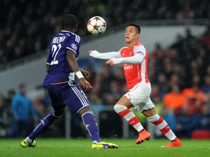 Framed Print : Arsenal's Alexis Sanchez Outmaneuvers Chancel Mbemba in Champions League Clash