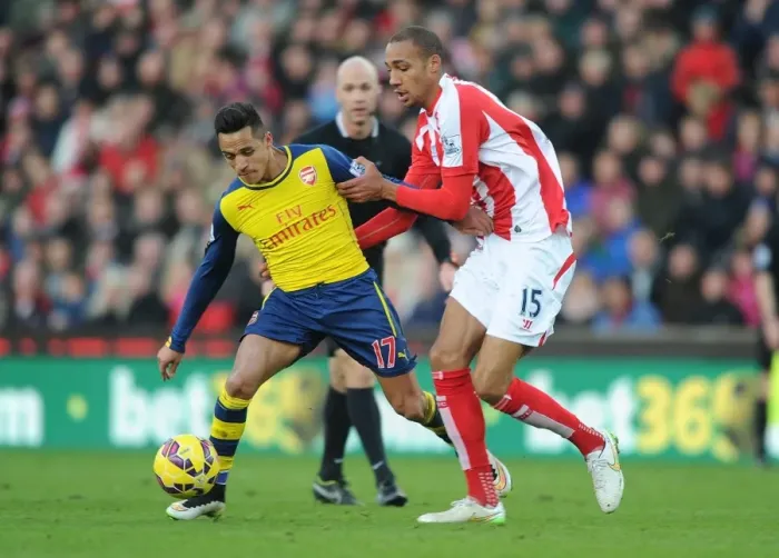 Framed Print : Arsenal's Alexis Sanchez Outmaneuvers Stoke's Steven Nzonzi during Premier League Clash