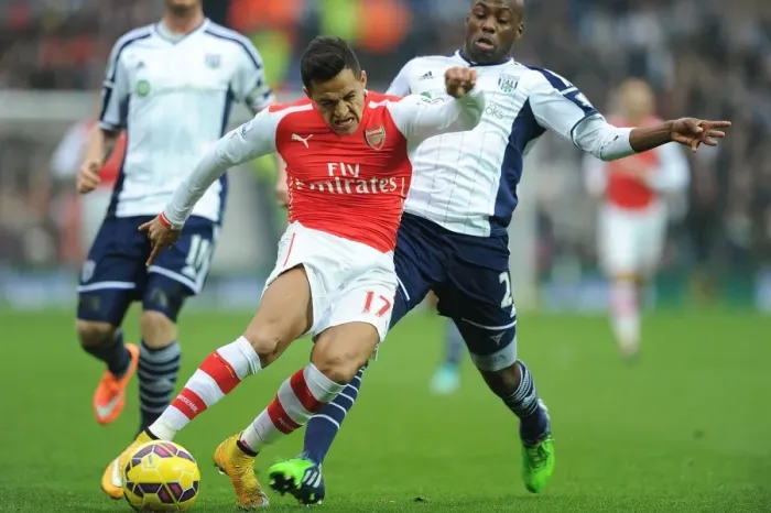 Framed Print : Arsenal's Alexis Sanchez Outmaneuvers West Brom's Youssouf Mulumbu
