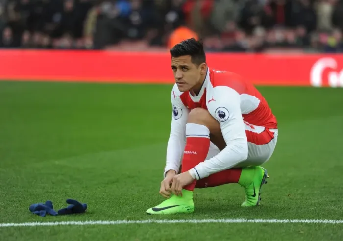 Framed Print : Arsenal's Alexis Sanchez Readies for Kickoff Against Hull City (2016-17)
