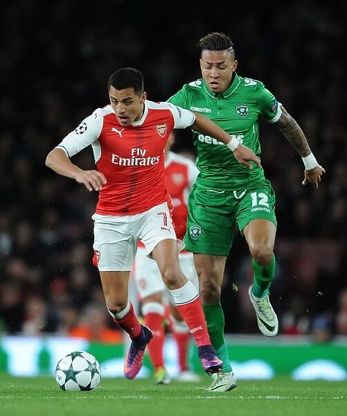 Arsenal's Alexis Sanchez Scores Past Ludogorets Defender in 2016-17 UEFA Champions League Clash