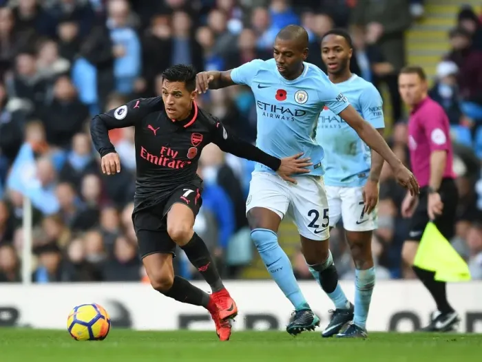 Framed Print : Arsenal's Alexis Sanchez vs Manchester City's Fernandinho: A Premier League Showdown