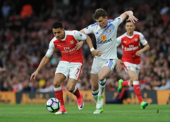 Framed Print : Arsenal's Alexis Sanchez vs. Sunderland's Billy Jones: A Premier League Face-Off