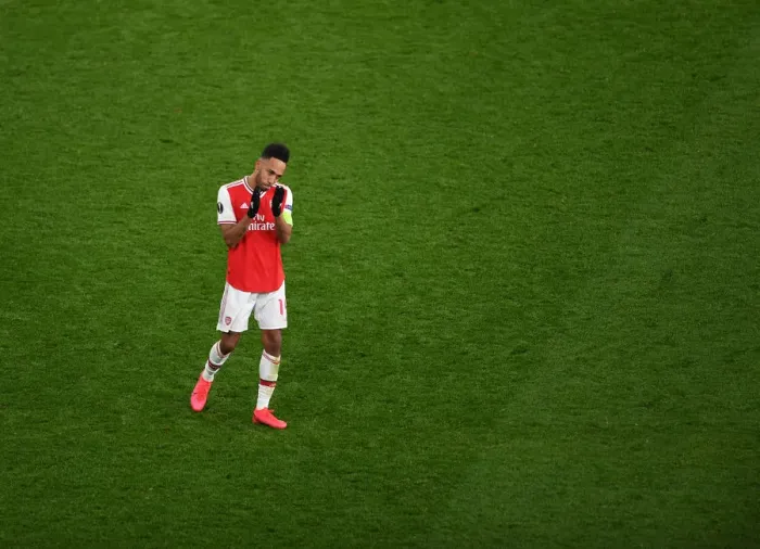 Framed Print : Arsenal's Aubameyang Celebrates with Fans after Europa League Victory over Olympiacos