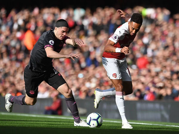 Arsenal's Aubameyang Clashes with Everton's Keane in Premier League Showdown