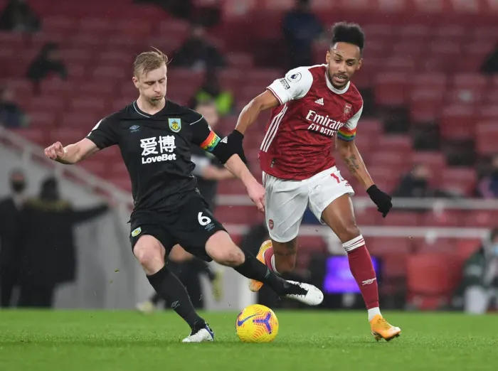 Framed Print : Arsenal's Aubameyang Closes In on Burnley's Mee in Premier League Showdown