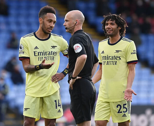 Arsenal's Aubameyang and Elneny Discuss Ref Decision During Crystal Palace Clash (2020-21)