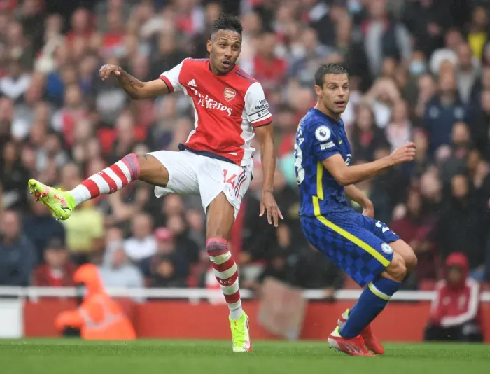 Framed Print : Arsenal's Aubameyang Faces Off Against Chelsea's Azpilicueta in 2021-22 Premier League Clash