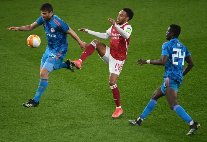 Framed Print : Arsenal's Aubameyang Faces Off in Empty Emirates Stadium: Pierre-Emerick Aubameyang vs. Olympiacos in the UEFA Europa League Amidst COVID-19 Restrictions