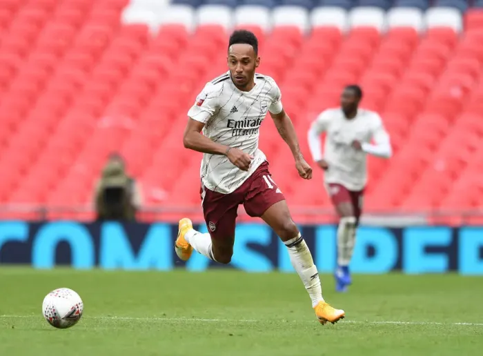 Framed Print : Arsenal's Aubameyang Goes Head-to-Head with Liverpool in FA Community Shield Clash