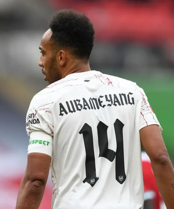 Framed Print : Arsenal's Aubameyang Goes Head-to-Head with Liverpool in FA Community Shield Clash
