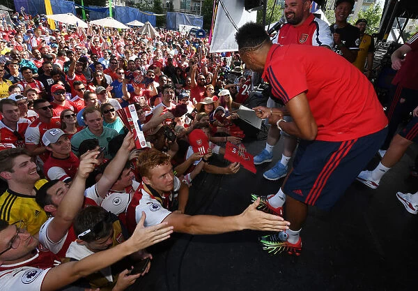 Arsenal's Aubameyang Greets Fans Before Arsenal vs Fiorentina in 2019 International Champions Cup