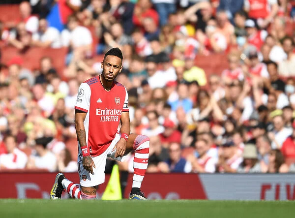 Arsenal's Aubameyang Kneels Before Kick-off vs Norwich City (2021-22)