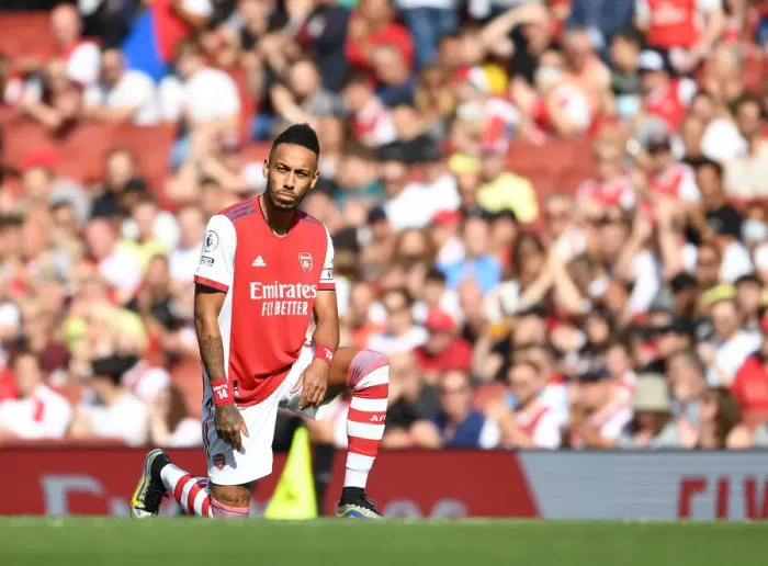Framed Print : Arsenal's Aubameyang Kneels Before Kick-off vs Norwich City (2021-22) Framed Print : Arsenal's Aubameyang Kneels Before Kick-off vs Norwich City (2021-22)