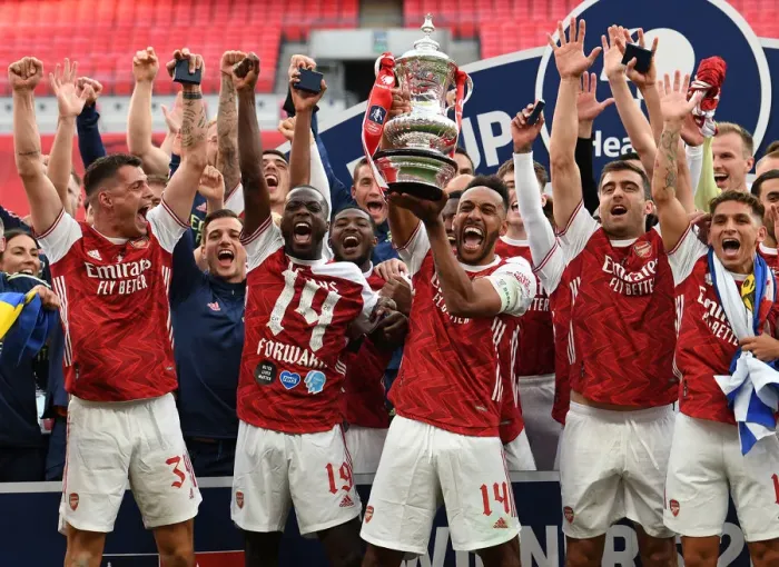 Framed Print : Arsenal's Aubameyang Lifts Empty FA Cup: Arsenal v Chelsea, 2020 (FA Cup Final)