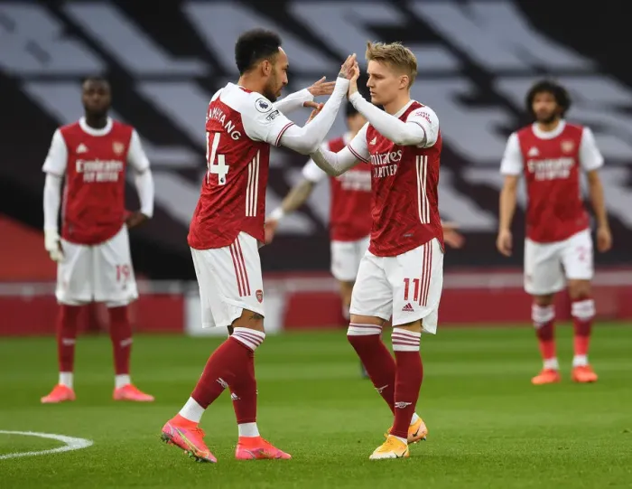 Framed Print : Arsenal's Aubameyang and Odegaard High-Five: Arsenal vs Manchester City, 2021 (Behind Closed Doors)