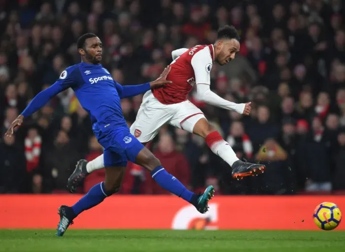 Framed Print : Arsenal's Aubameyang Outmaneuvers Everton's Martina Framed Print : Arsenal's Aubameyang Outmaneuvers Everton's Martina