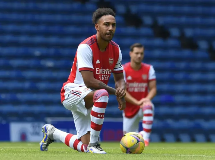 Framed Print : Arsenal's Aubameyang Pays Tribute: Rangers vs Arsenal, Glasgow 2021