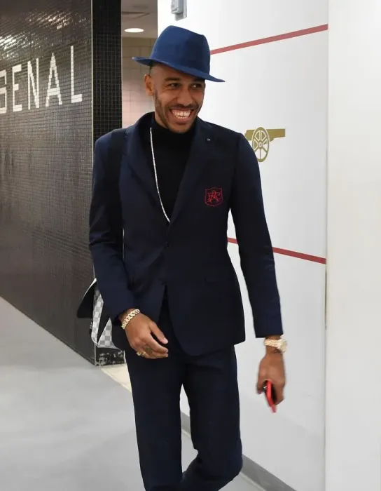 Framed Print : Arsenal's Aubameyang Prepares for Arsenal v Southampton Showdown (2018-19)
