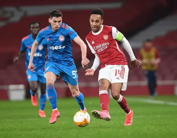 Framed Print : Arsenal's Aubameyang Scores in Empty Emirates Against Olympiacos - UEFA Europa League Round of 16